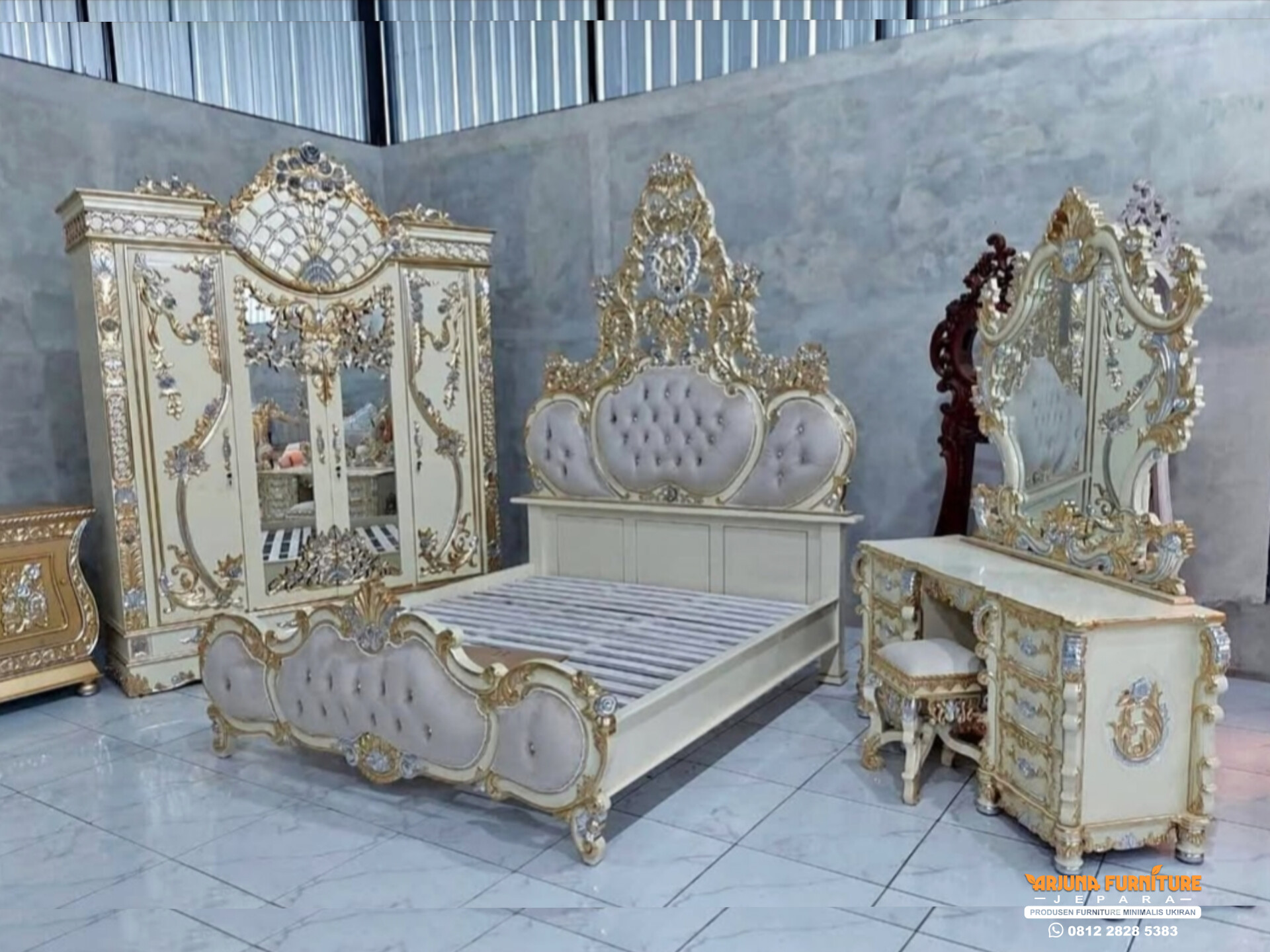 Tempat Tidur Mahkota Royal Ukir Mewah