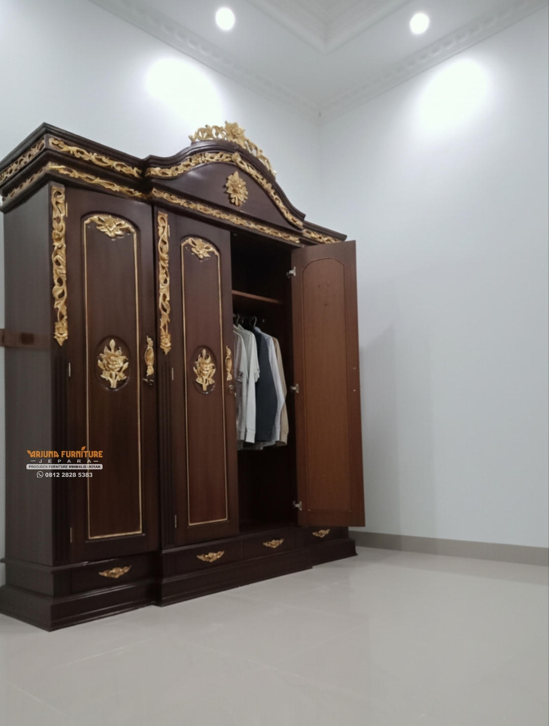 Lemari Pakaian Mahkota Ukir Mawar
