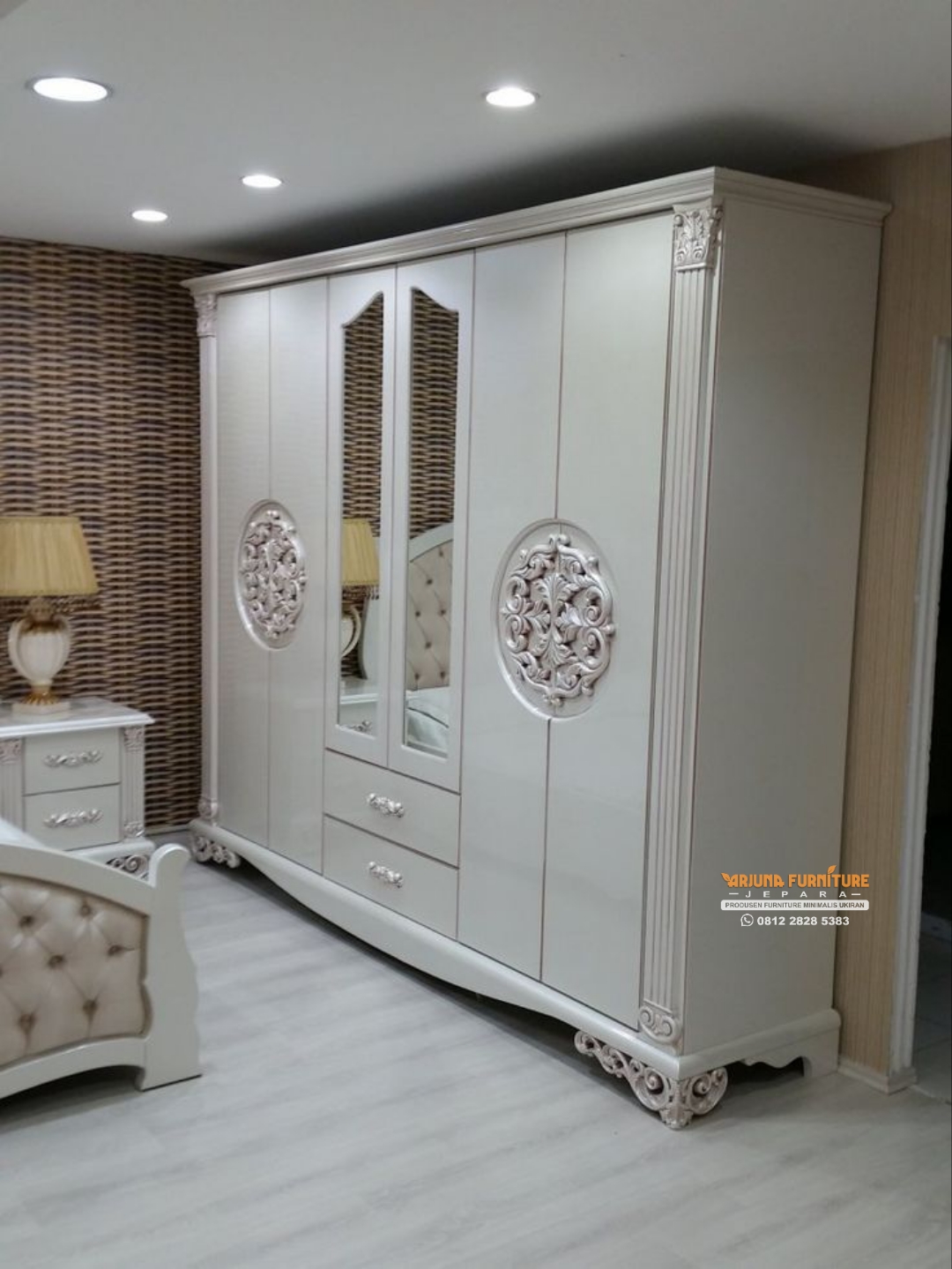 Lemari Pakaian Luxury Classic Minimalis Ukir
