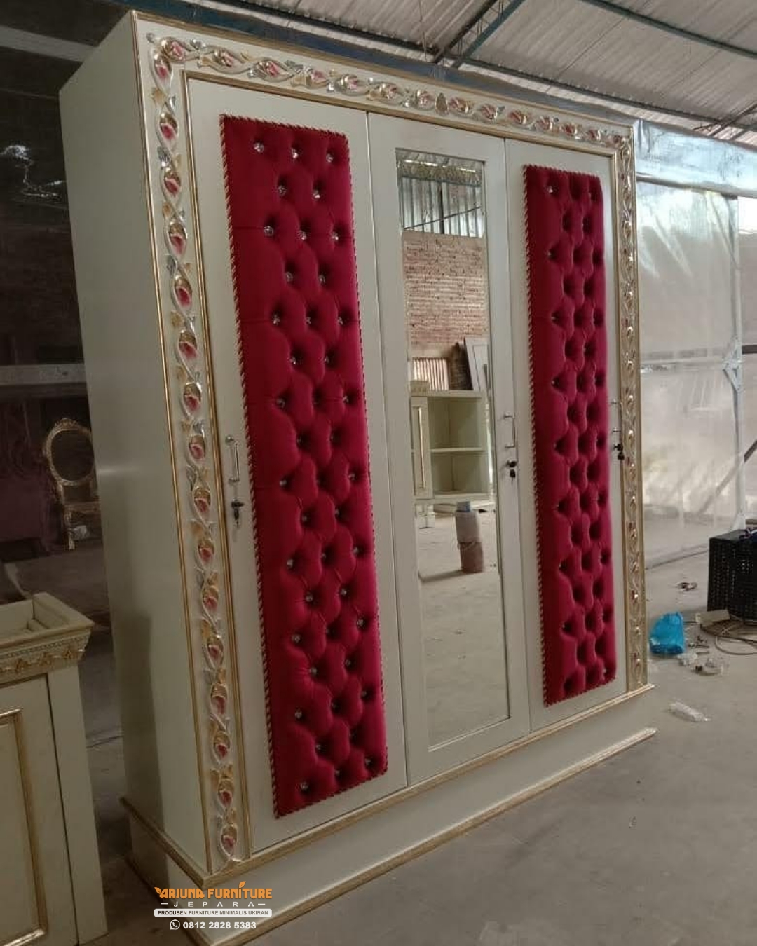 Lemari Pakaian Shabby Minimalis Ukir Mewah