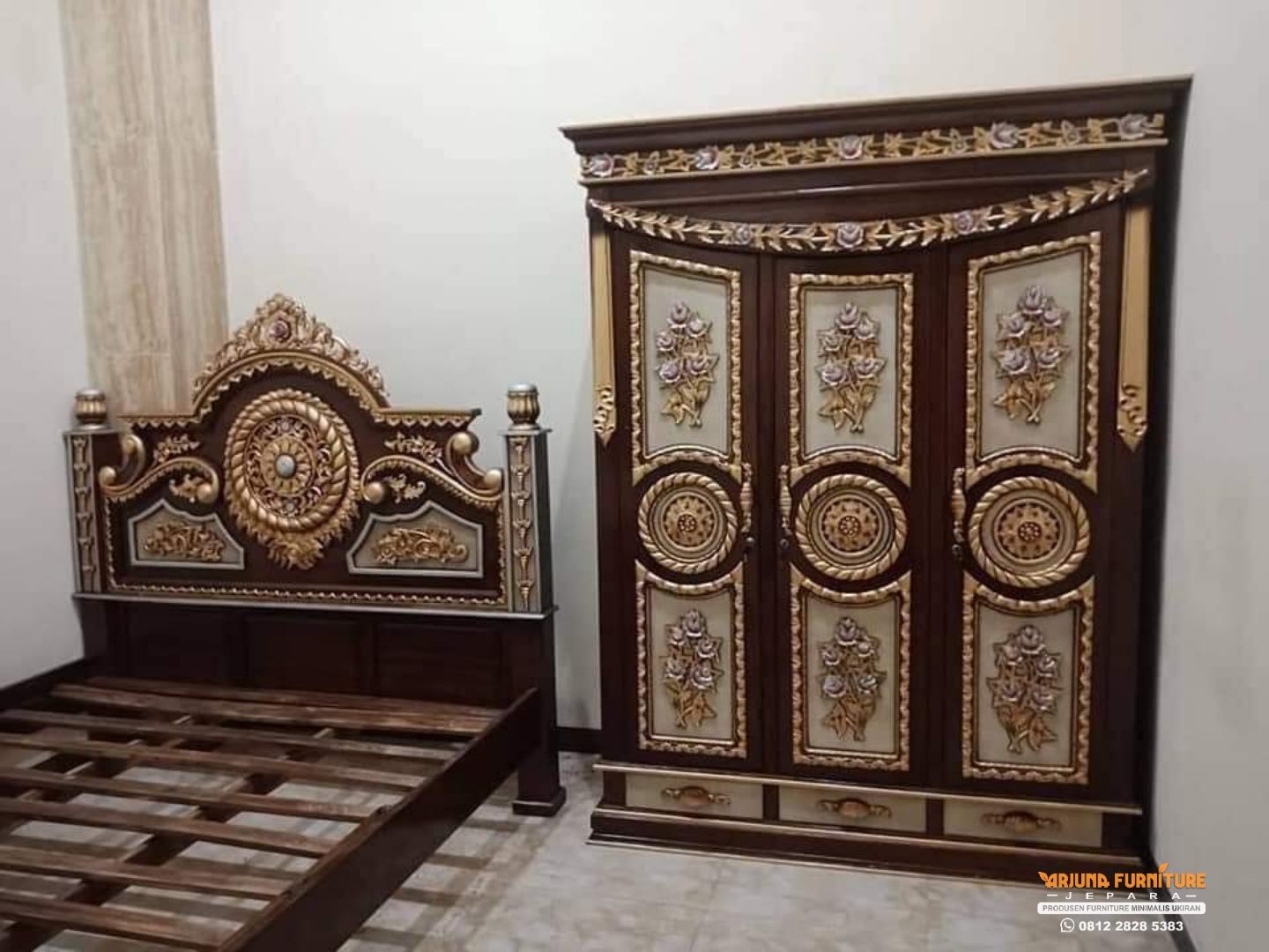 Lemari Pakaian 3 Pintu Jati Ukir Jepara