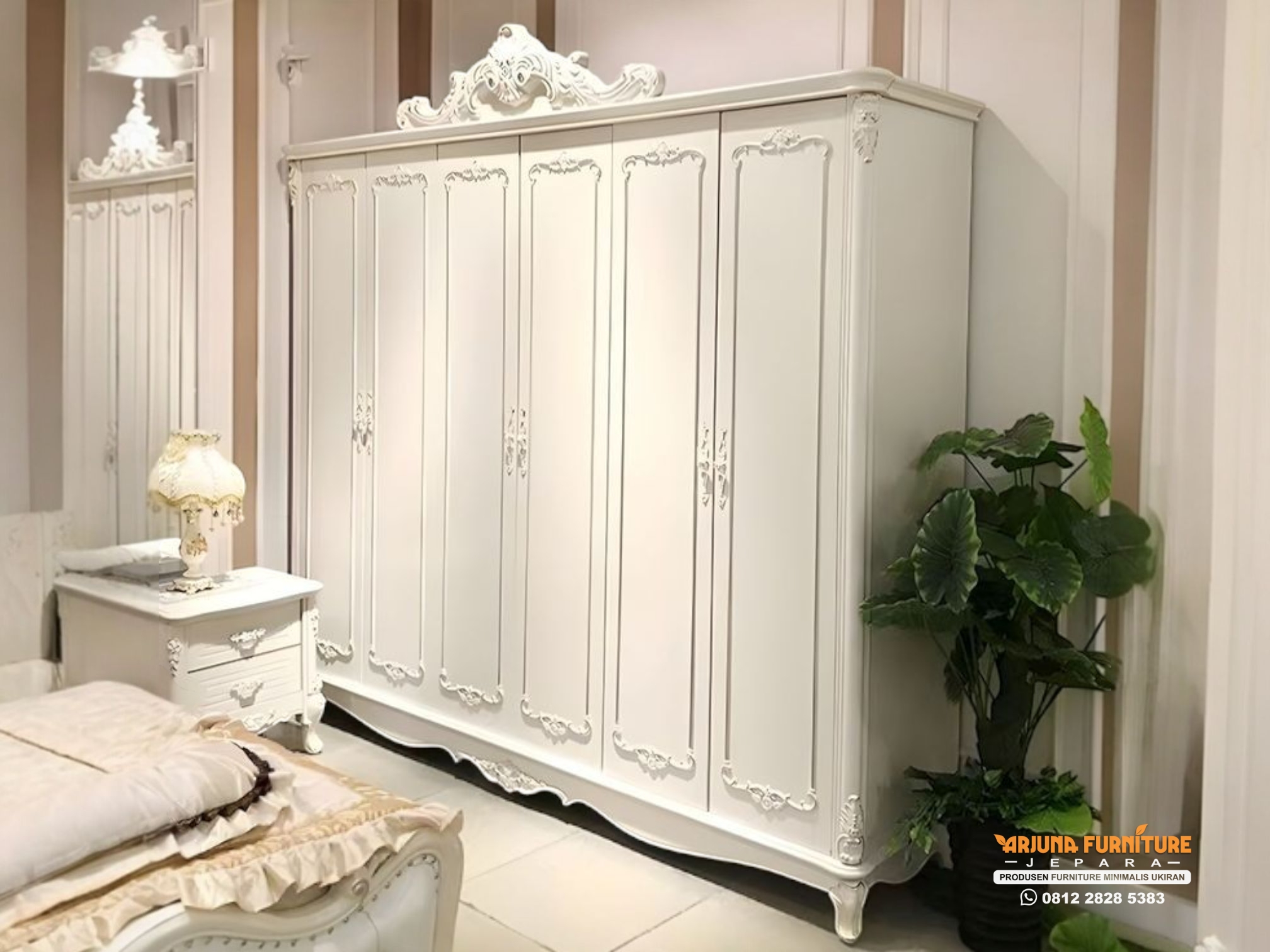 Lemari Pakaian Putih Klasik Gaya Eropa