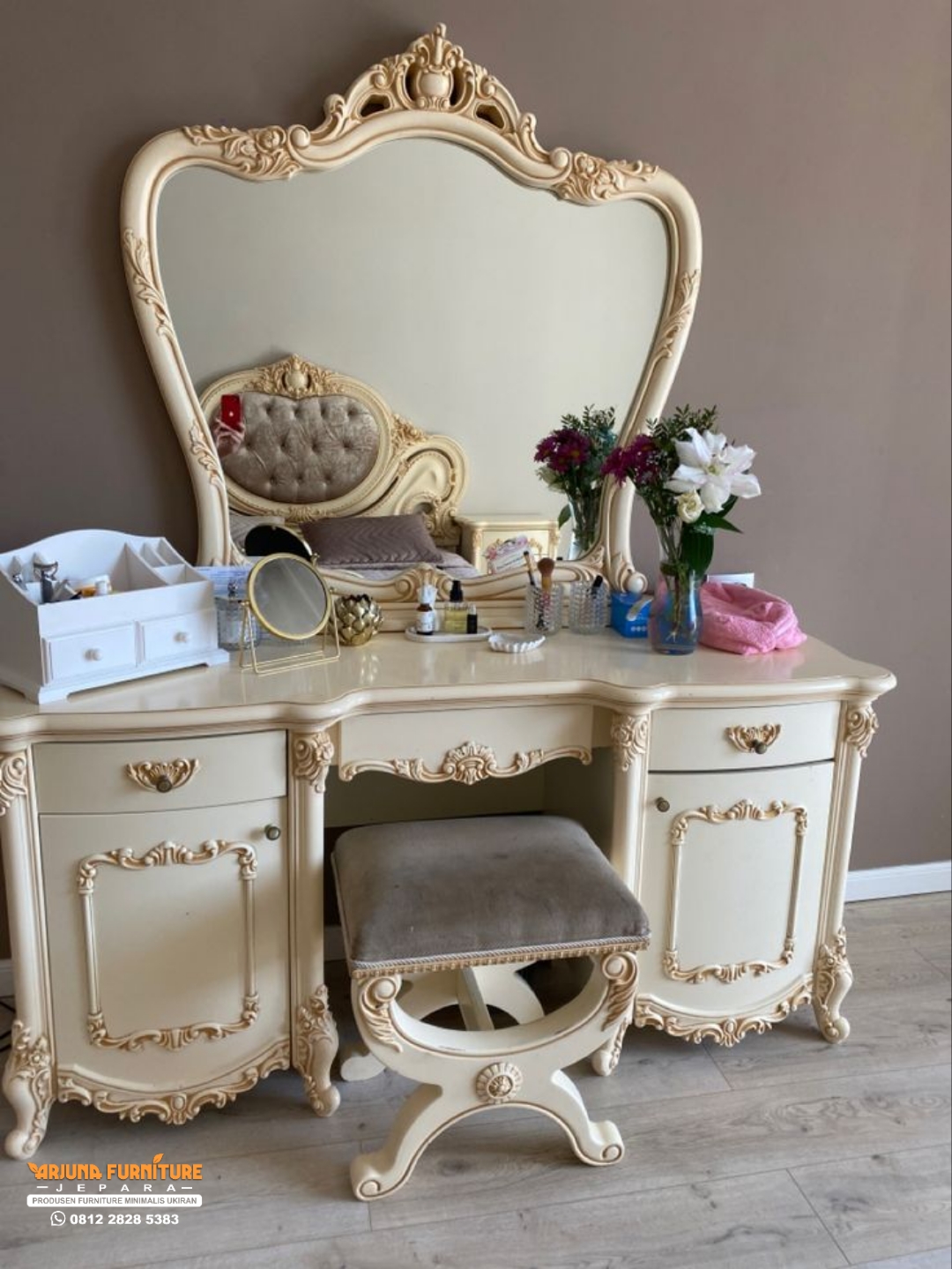 Meja Rias Kamar Tidur Ukir Mewah